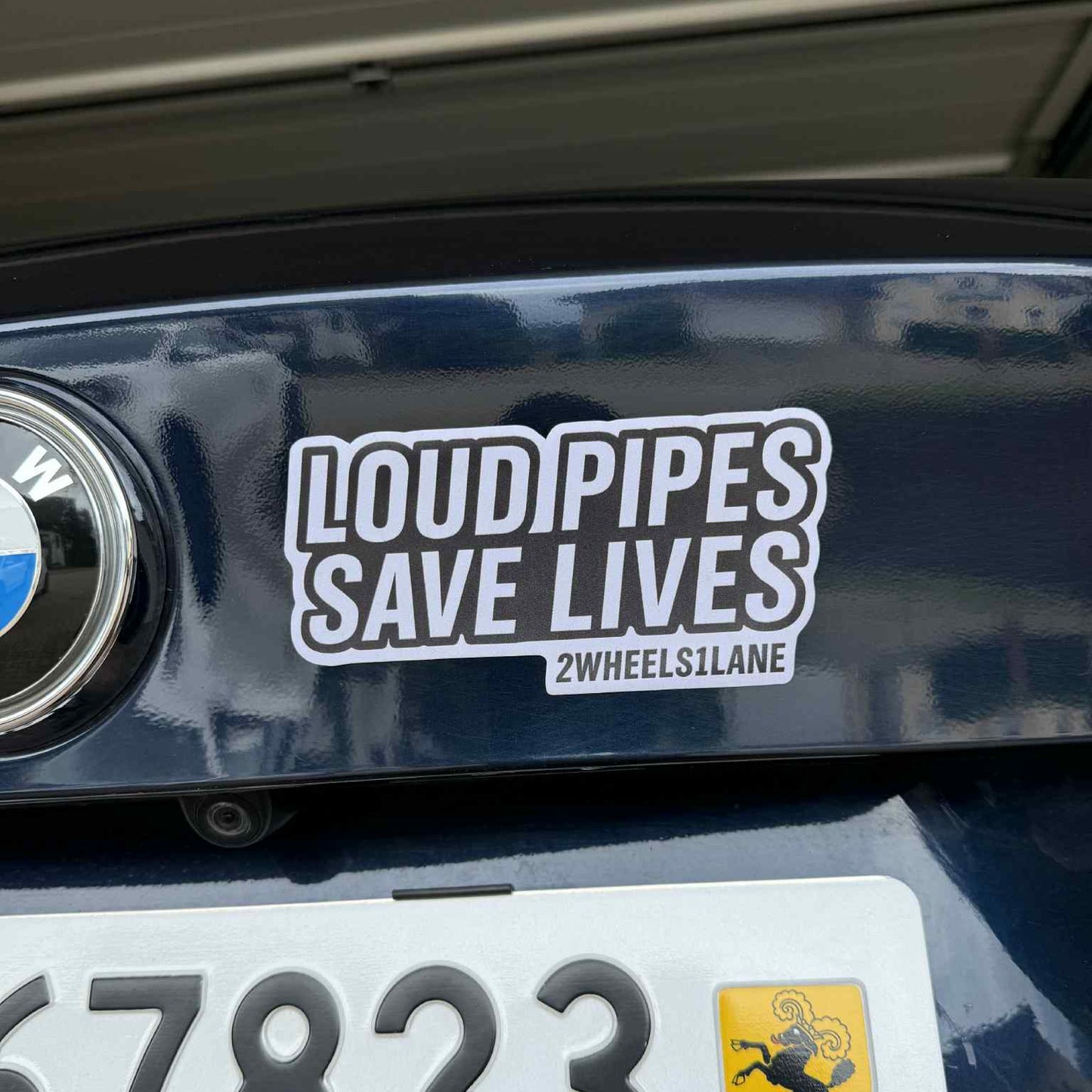 Loud Pipes Save Lives – Magnetic Metal Sign (15 × 7.5 cm) – Biker Garage & Motorcycle Decor